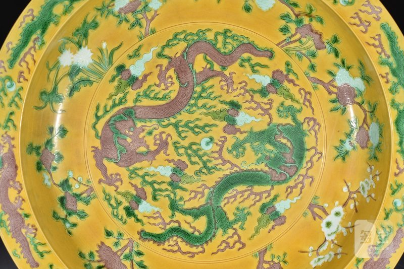 清 素三彩暗刻龙纹大盘 - 图3